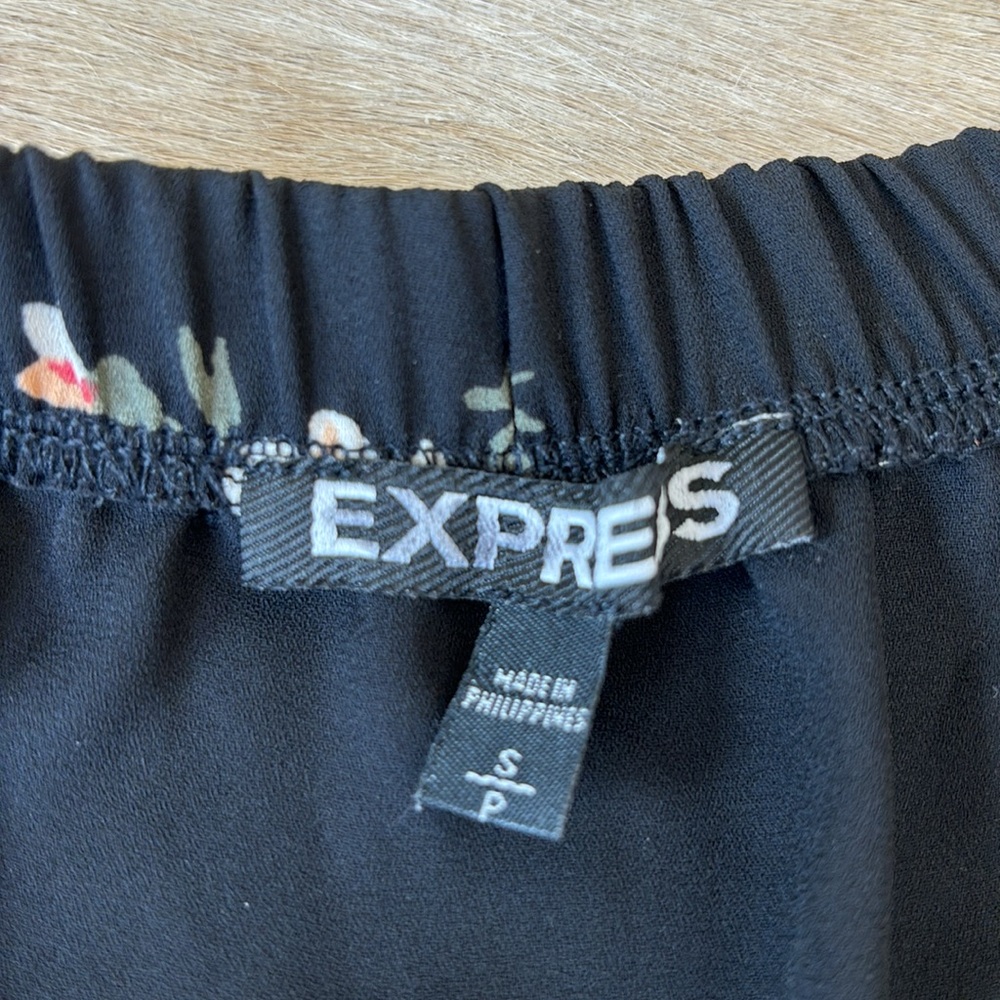 EXPRESS Floral Short Ruffled Mini Skirt - Picture 3 of 6